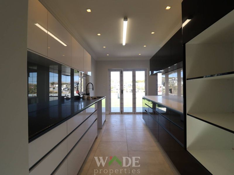 Windhoek Auasblick: Newly built 7 Bedroom house with Flat is For Sale - Photo 5