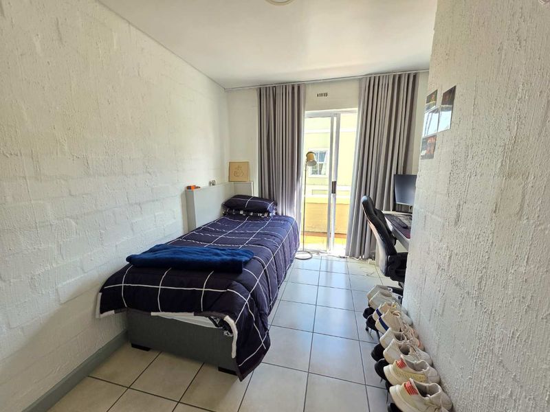 Beautifully renovated and furnished 2 Bed 1 Bath Apartment with Balcony - Photo 3