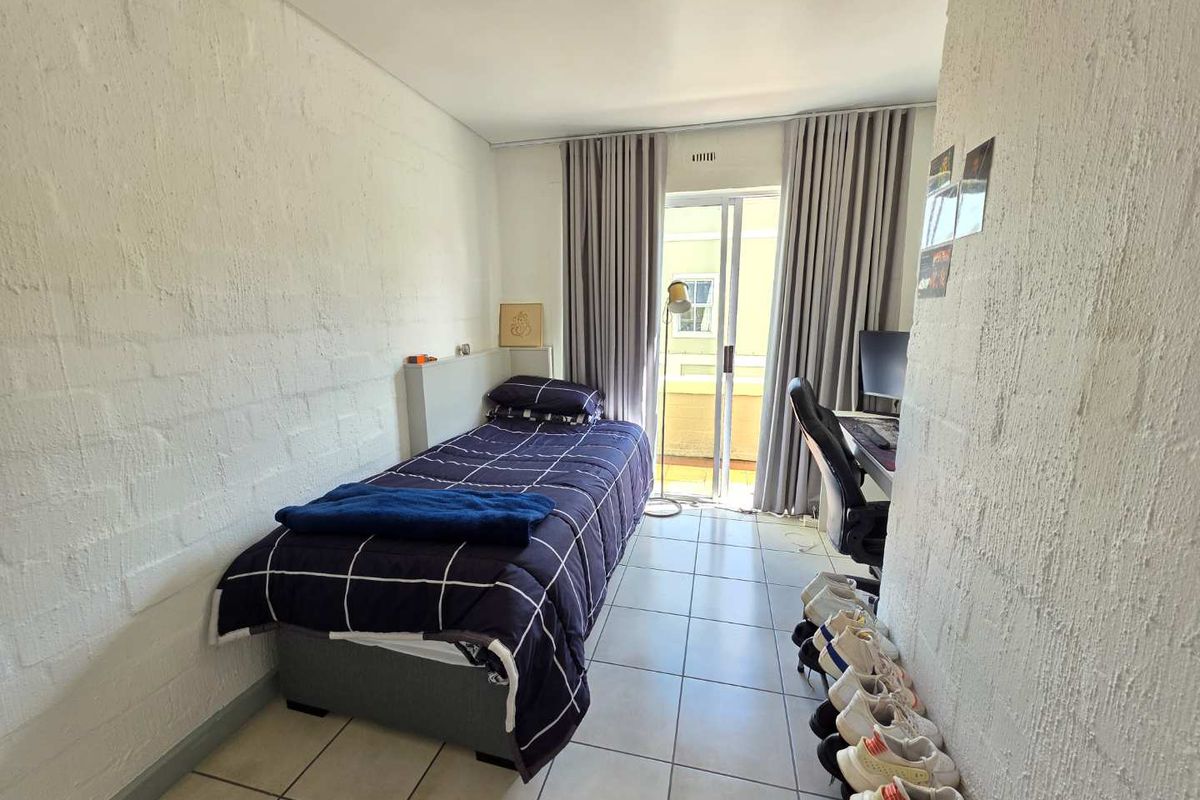 Beautifully renovated and furnished 2 Bed 1 Bath Apartment with Balcony - Photo 3