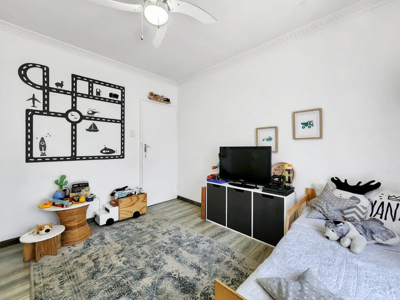 Spacious Family Home with Potential in Rondebosch East - Photo 7