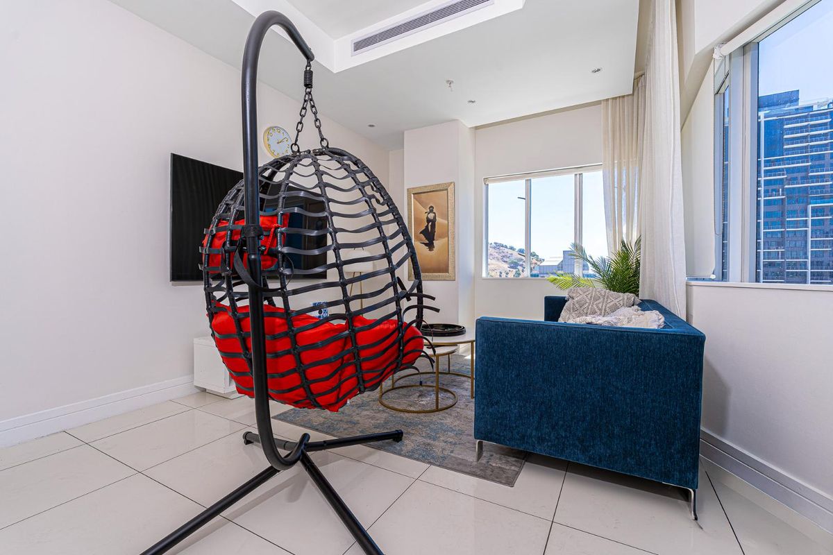 Stunning Apartment in Central Cape Town - Photo 3