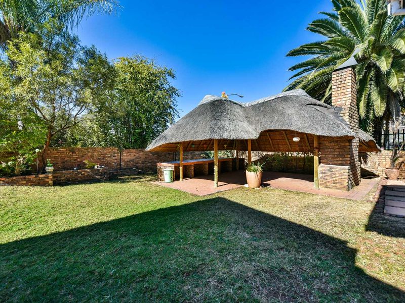 Four Bedroom home in a boomed-off, security estate - Moreleta Park - Photo 3