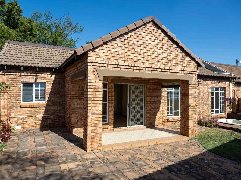 Spacious 3-Bedroom Home with Jacuzzi and Private Garden in Equestria Estate - Photo 2