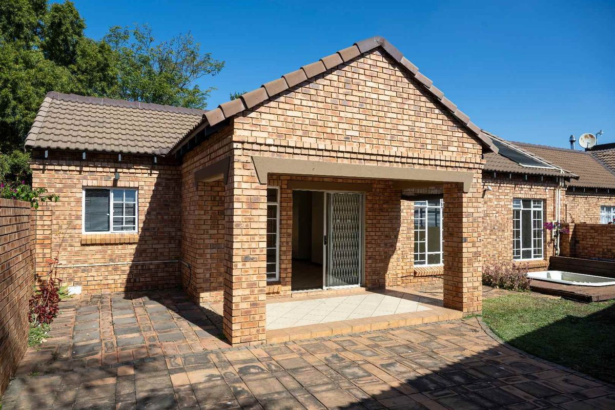 Spacious 3-Bedroom Home with Jacuzzi and Private Garden in Equestria Estate - Photo 2