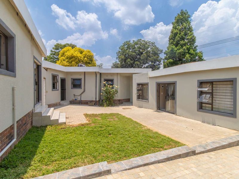 Beautifully-renovated 1-Bedroom Garden Cottage to Let in Hurlingham Manor - Photo 2