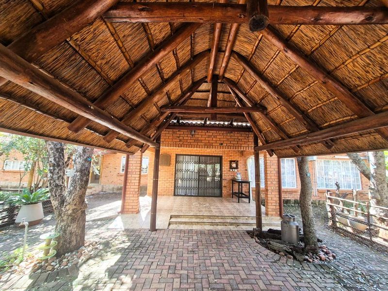 Immaculate Oasis: A Rare Find - Photo 1