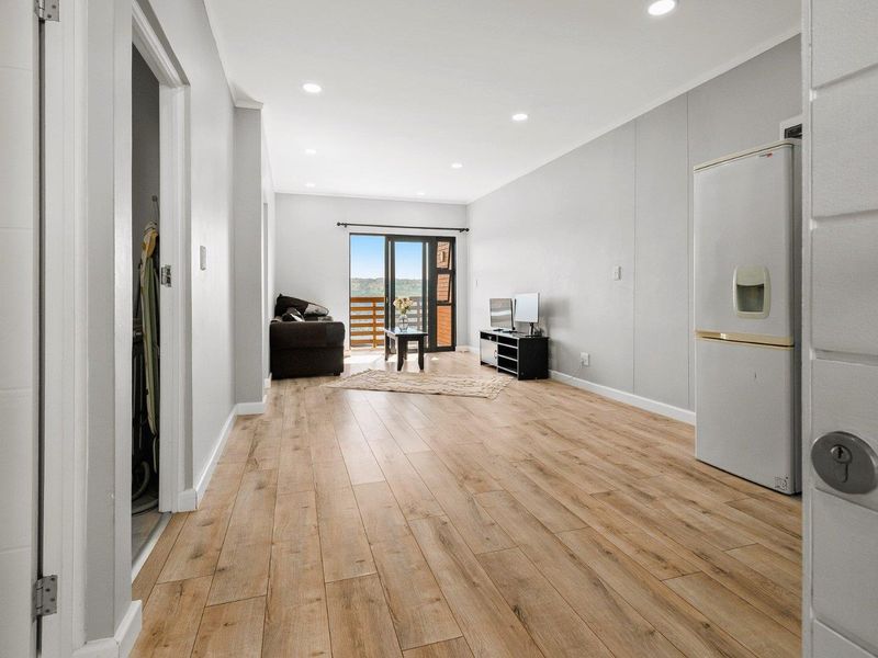 FOR SALE  |  Hillcrest  |  Cotswold Fenns Estate  |  2 Bedroom 2 Bathroom Apartment - Photo 3