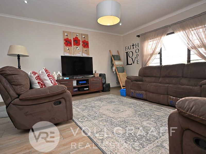 Exquisite 3 bedroom home - Photo 5