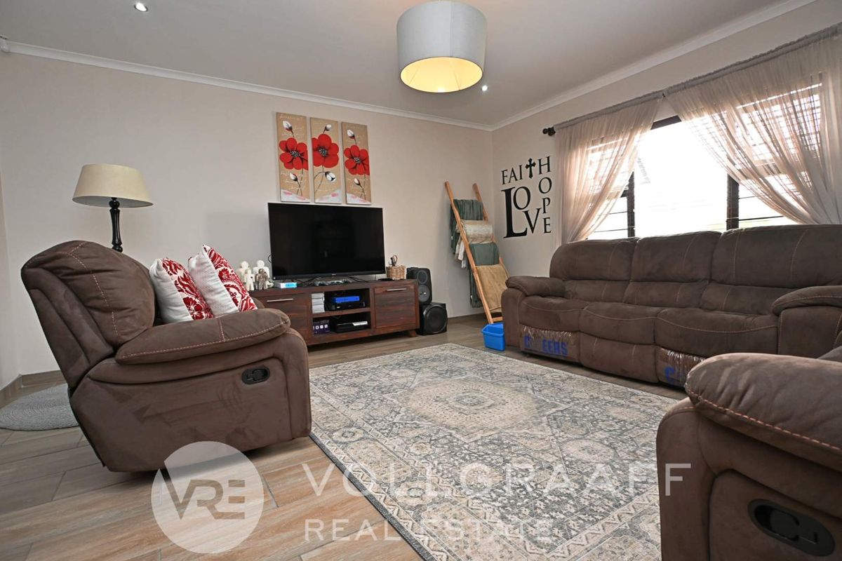 Exquisite 3 bedroom home - Photo 5