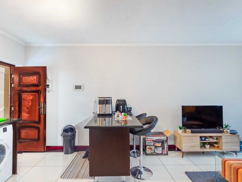 Luxury 1-Bedroom Apartment for Sale in Phoenix View Estate, Midrand - Photo 4