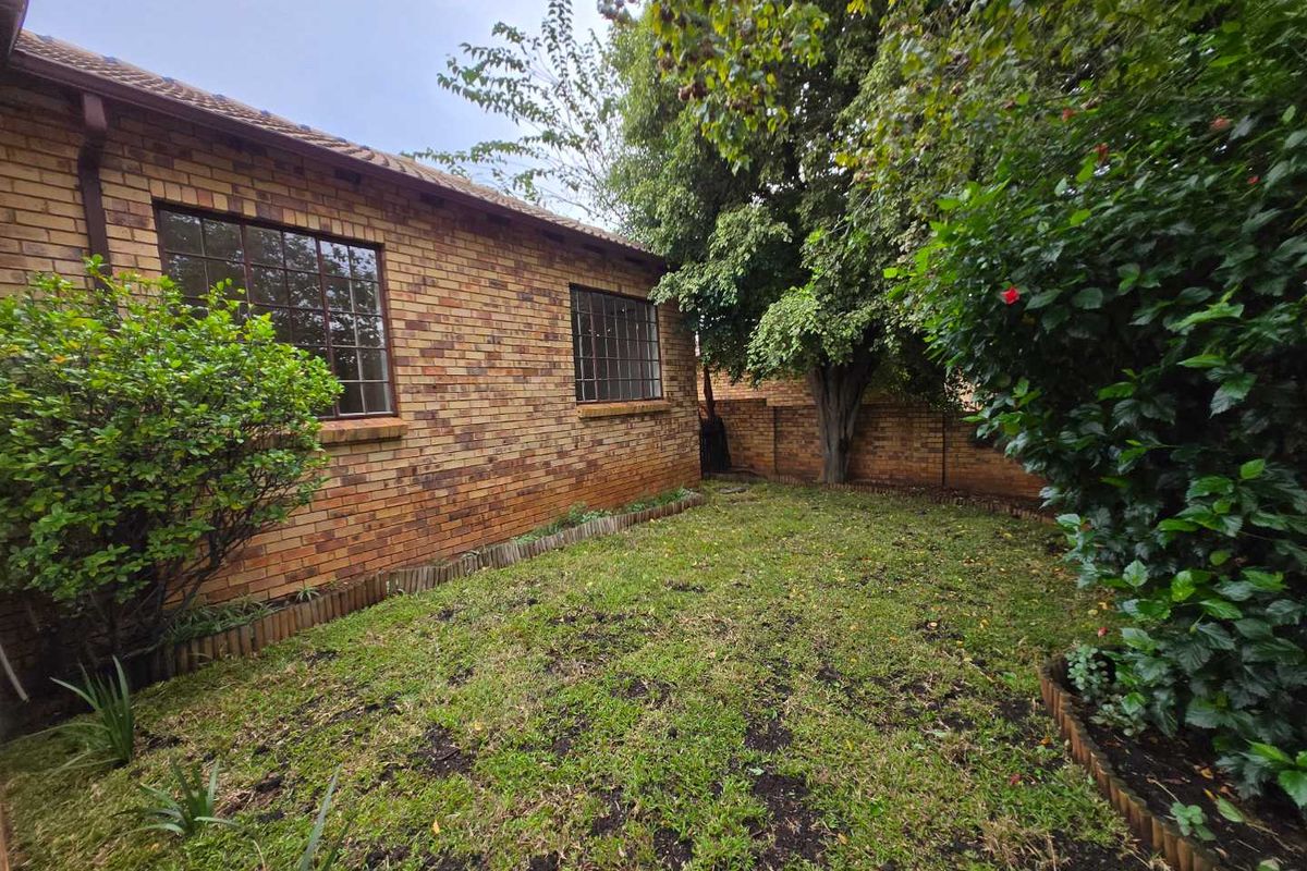 This well-kept three-bedroom, two-bathroom simplex/townhouse is located in a secure complex in North Riding, offering the ideal blend of comfort, functionality, - Photo 2