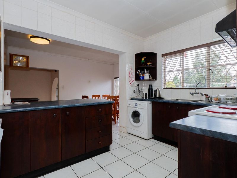 Spacious 6 Bedroom Family Home in a Secure and Sought-After Enclosure in Van Riebeeck Park - Photo 8