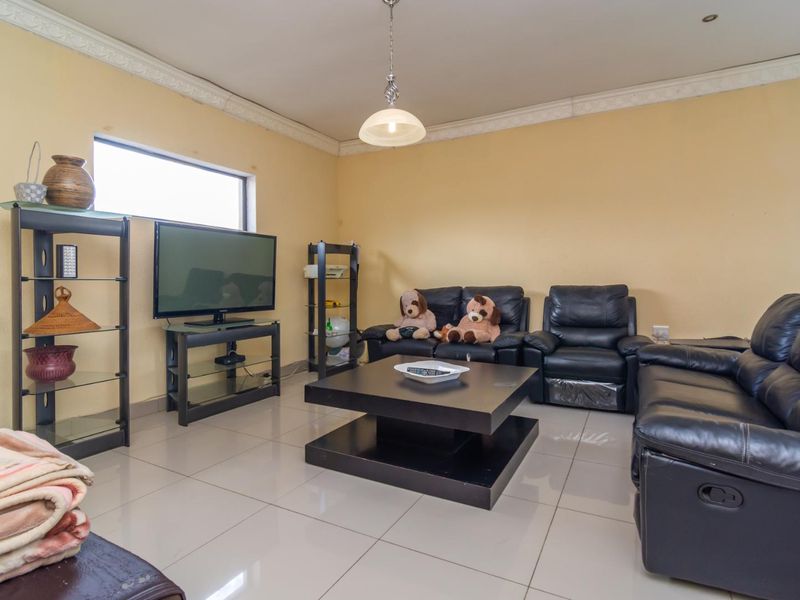 Space galore Gem in Greenhills - For Sale - Photo 4