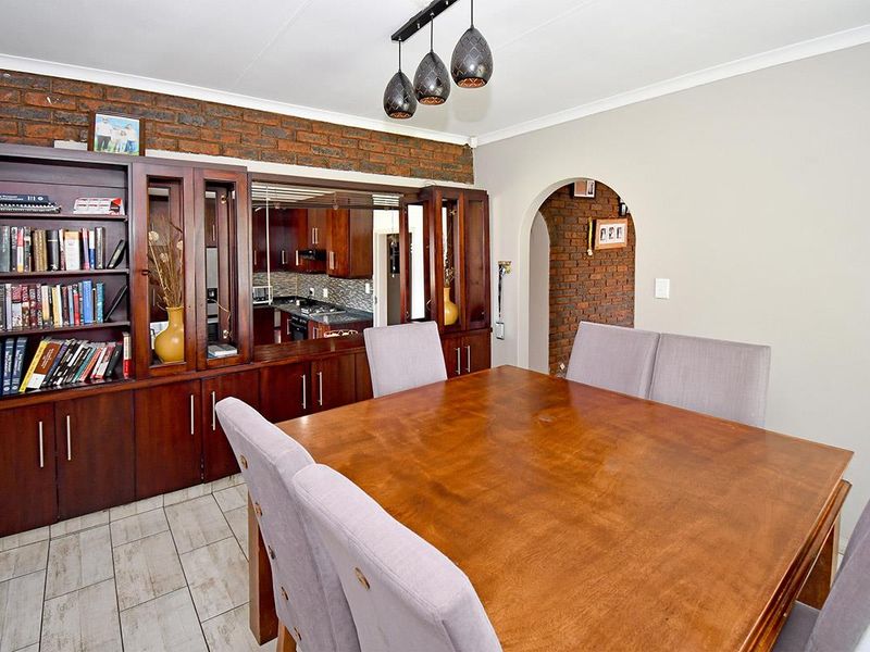 Entertainers Delight with a granny flat and pool - Photo 7