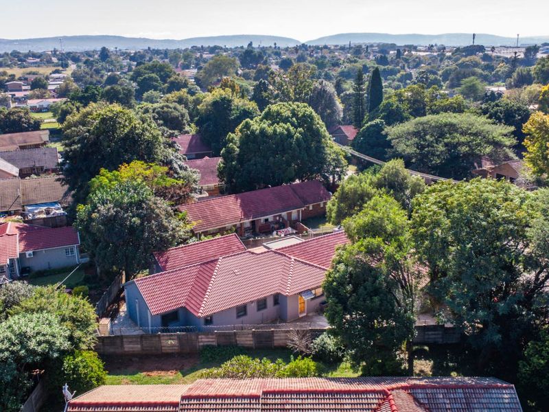 Newly Renovated 6-Bedroom Single-Storey Home with Flatlet – Turnkey Perfection - Photo 2