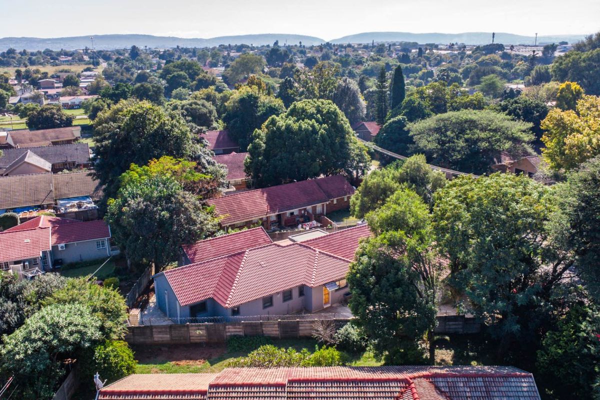 Newly Renovated 6-Bedroom Single-Storey Home with Flatlet – Turnkey Perfection - Photo 2