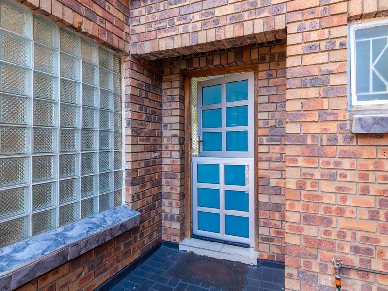 Open-Plan Elegance: Your Dream Townhouse Awaits! - Photo 3