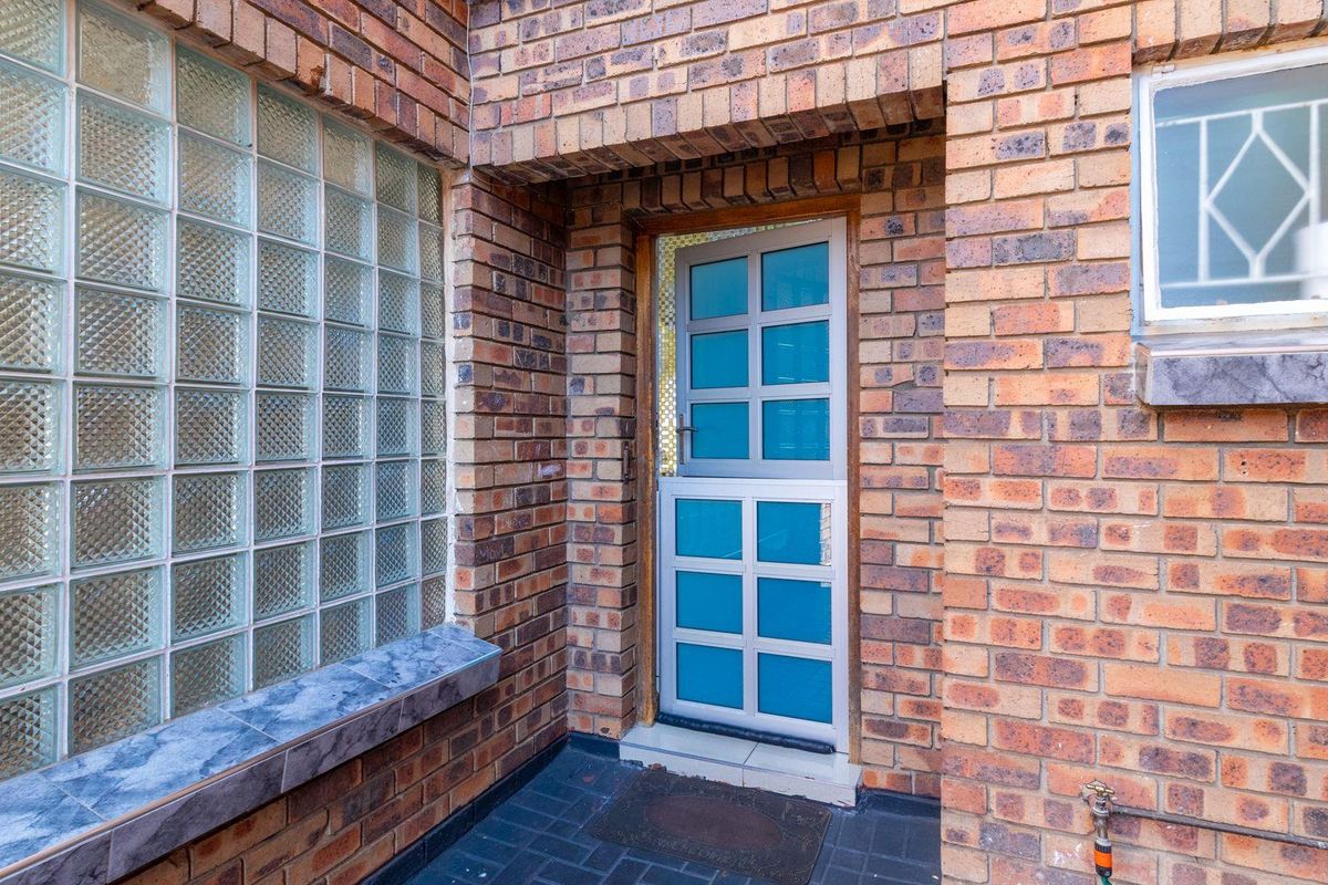 Open-Plan Elegance: Your Dream Townhouse Awaits! - Photo 3