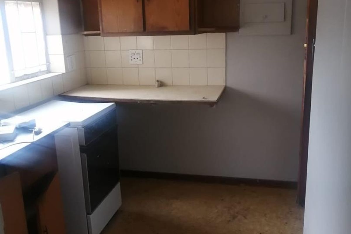 THREE BACHELOR UNITS AVAILABLE IN SUNNYSIDE. - Photo 2