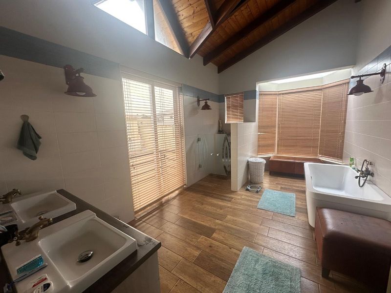 Luxurious Family Home @ Waterfront - Photo 7