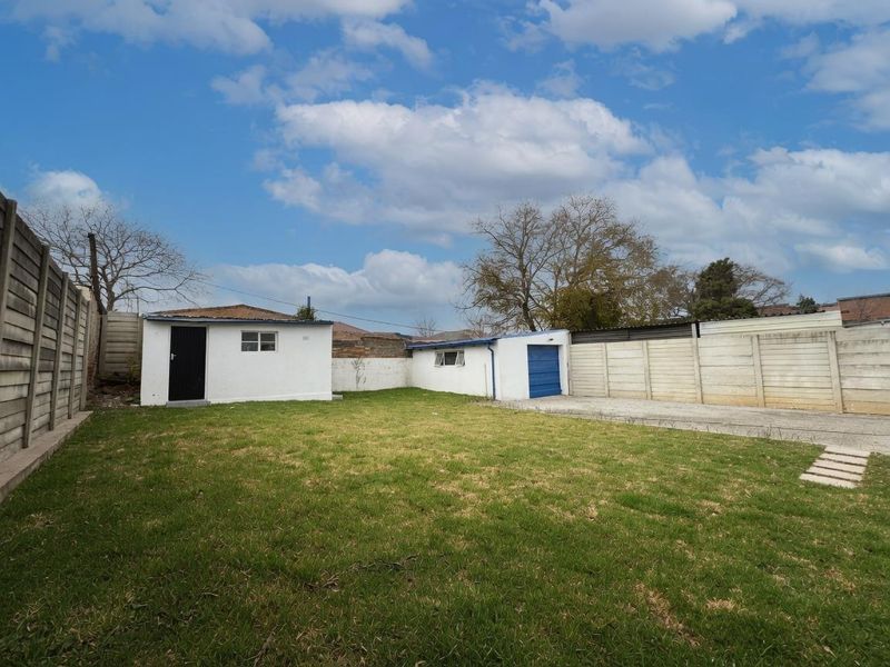 Beautifully Renovated Family Home To Rent in the Heart of Alberton North - Photo 2