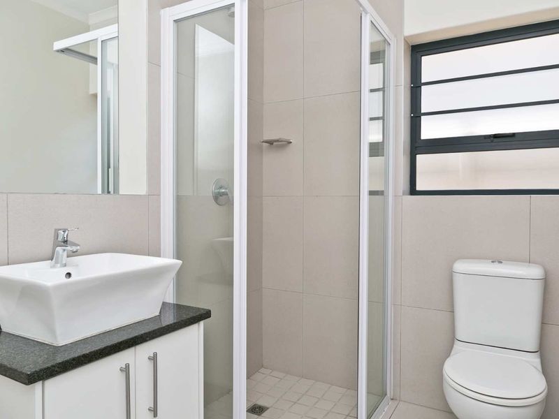 Spacious Three bedroom with Double garage - Photo 10