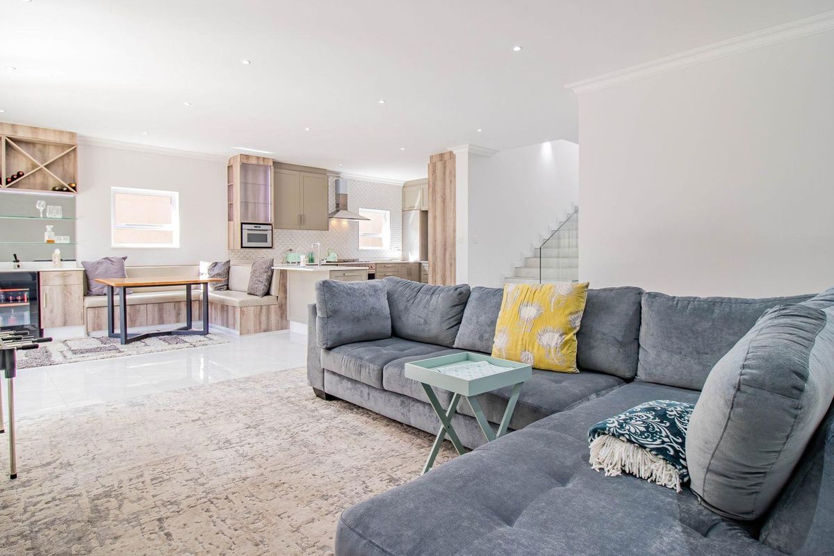 Luxurious 4 Bedroom Family Home in Exclusive Ten Ten Estate, Craigavon - Photo 3