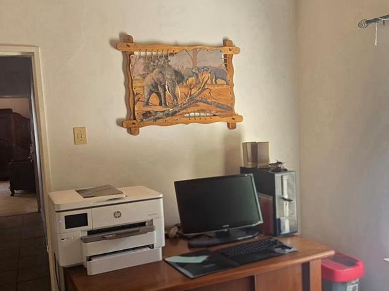 Spacious property in a quiet cul-de-sac with lots of parking - Photo 10