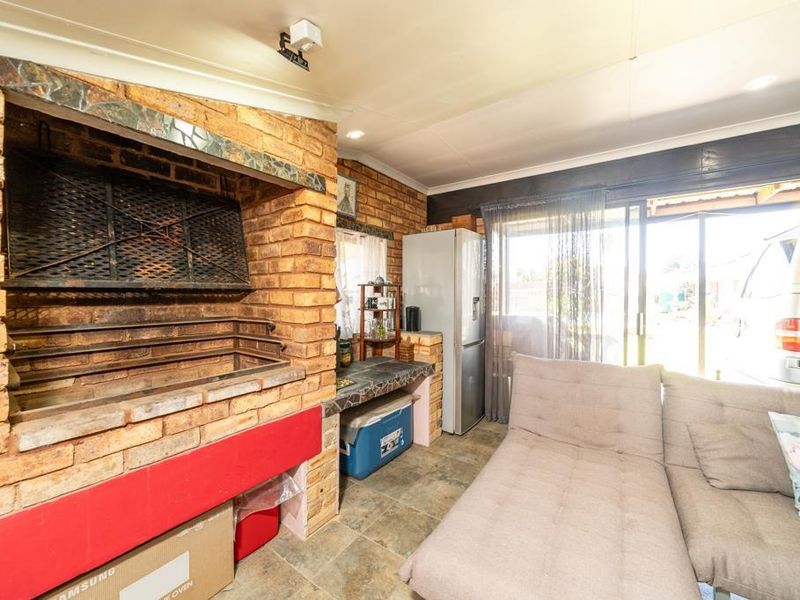 4 Bedroom house for sale in Parkrand - Photo 5