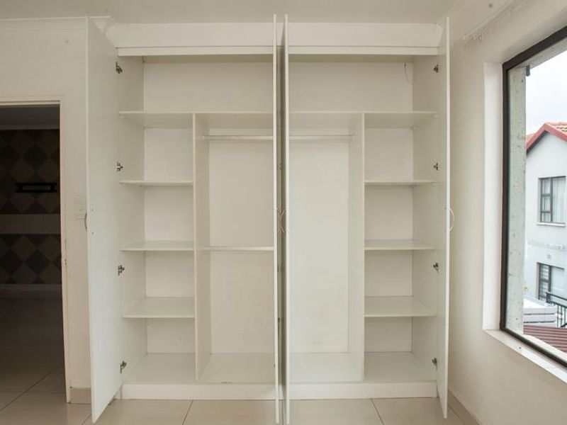 3 BEDROOM TOWNHOUSE - Photo 6