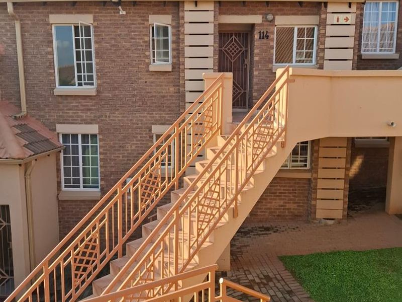 Spacious, secured unit in Mooikloof Ridge Estate - Photo 2