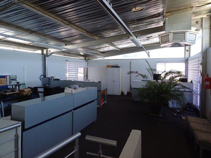 LARGE OPEN OFFICE AND RETAIL SPACE - TO LET - Photo 3