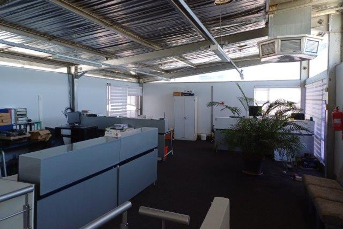 LARGE OPEN OFFICE AND RETAIL SPACE - TO LET - Photo 3