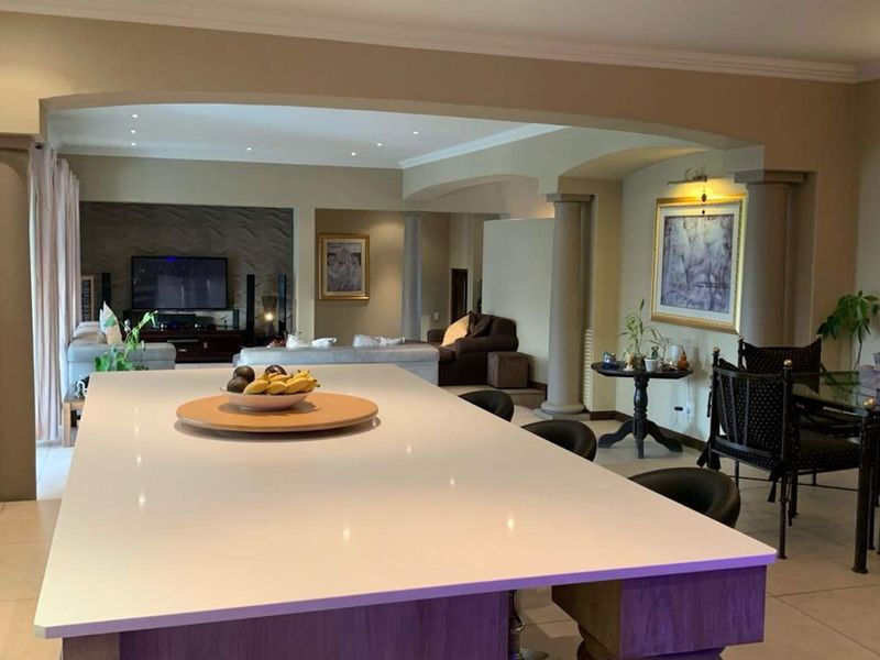 Elegant Family Living in a Prestigious Golf Estate - Photo 5