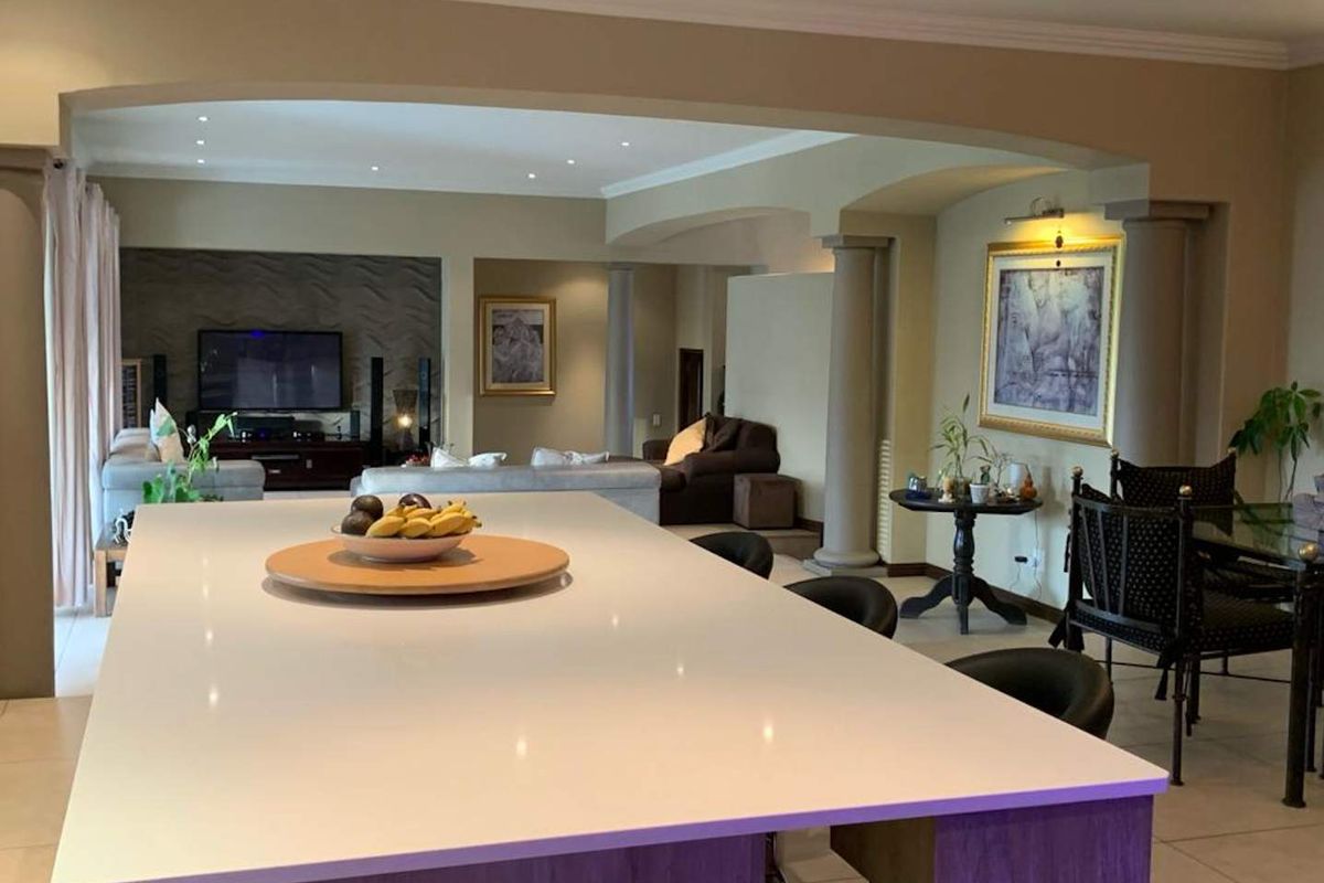 Elegant Family Living in a Prestigious Golf Estate - Photo 5