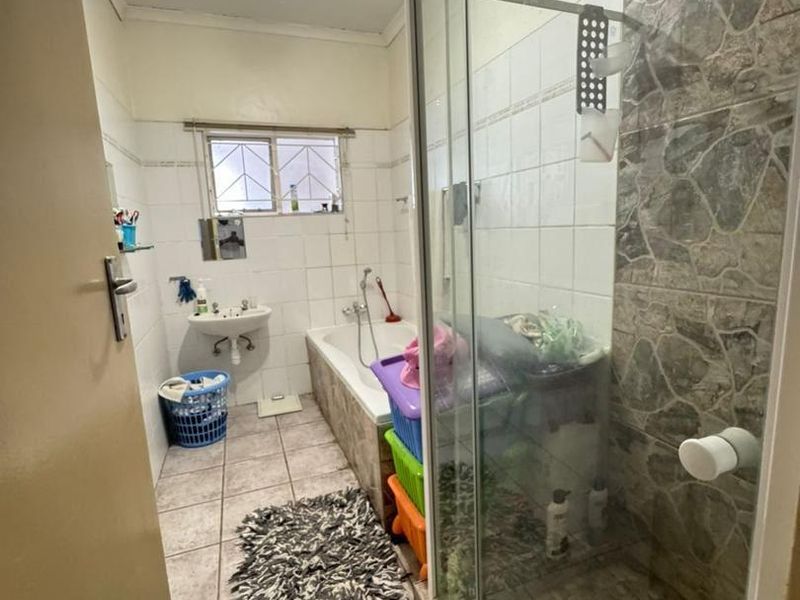 Three-bedroom house with a separate office and workshop area for sale in Windhoek West - Photo 6