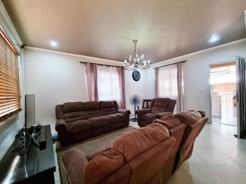 Welcome to Your Dream Family Home in Rainham, Phoenix! - Photo 8