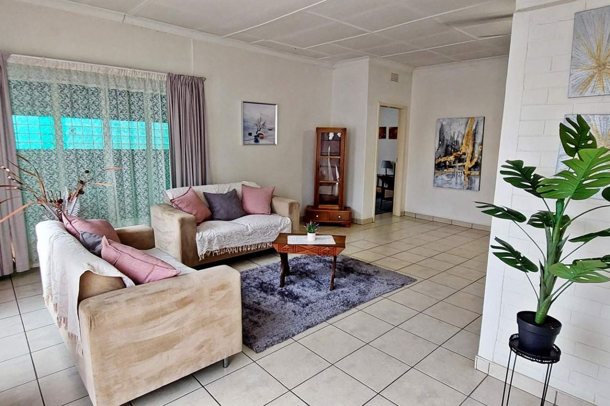 Family entertainer with large flat - Photo 2