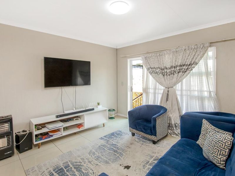 Neat 2 bedroom 1 bathroom unit for sale in Honey Park Roodepoort - Photo 10