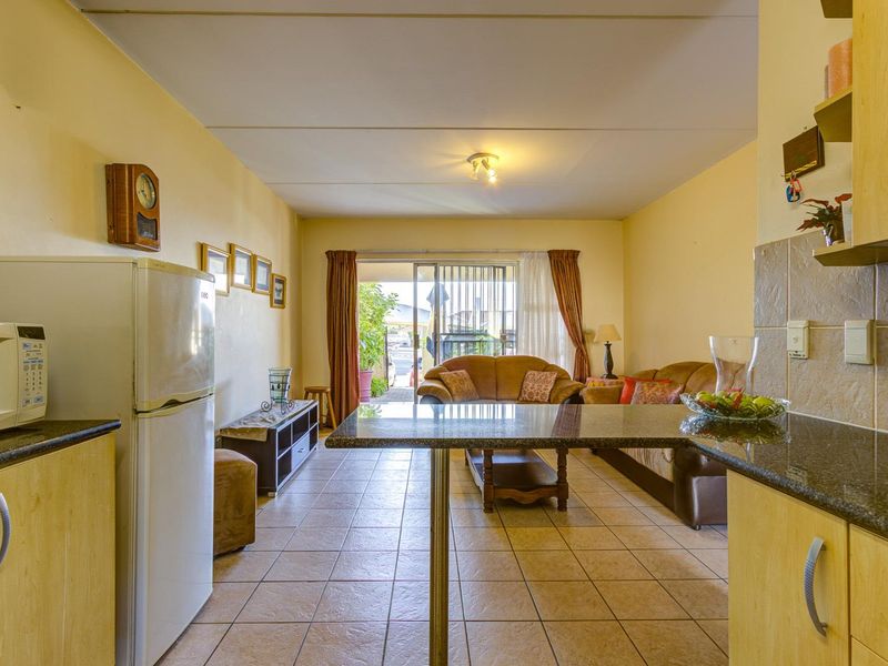 SUNNY AND SECURE GROUND FLOOR UNIT IN FAIRVIEW - Photo 10