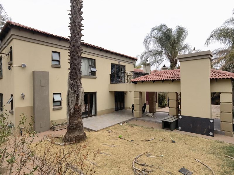 Exquisite 5-Bedroom, 5-Bathroom Luxury Modern House in Blue Valley Golf Estate - Photo 2