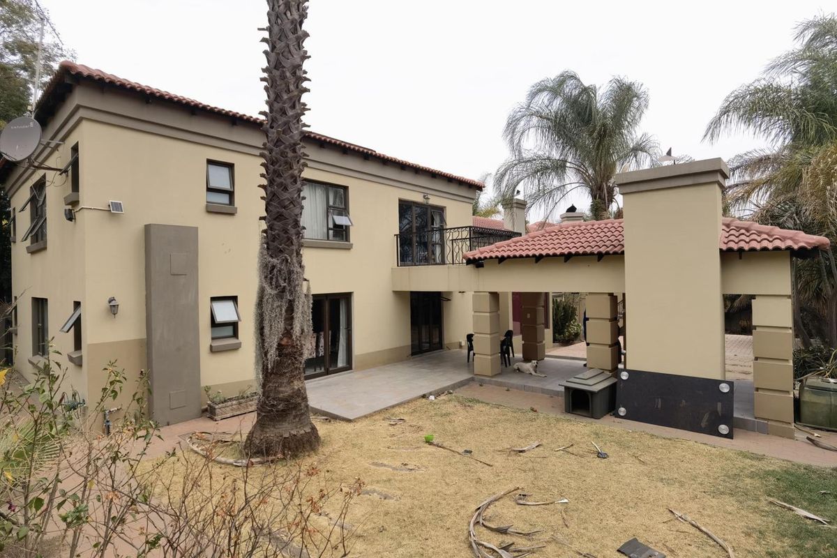 Exquisite 5-Bedroom, 5-Bathroom Luxury Modern House in Blue Valley Golf Estate - Photo 2