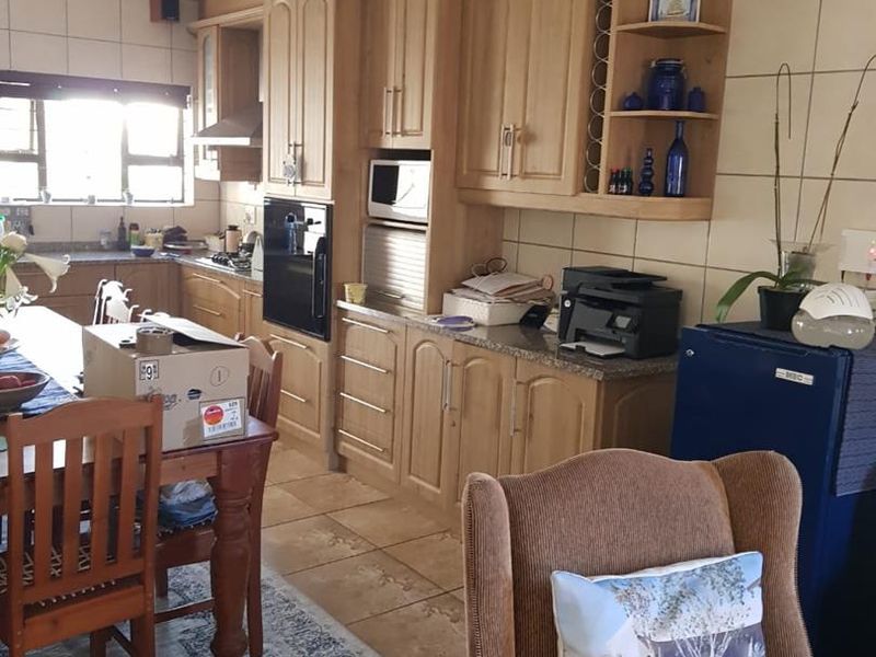 ✨ Two Homes + Bachelor Flat - Victorian Gem in Langebaan’s Middedorp ✨ - Photo 5