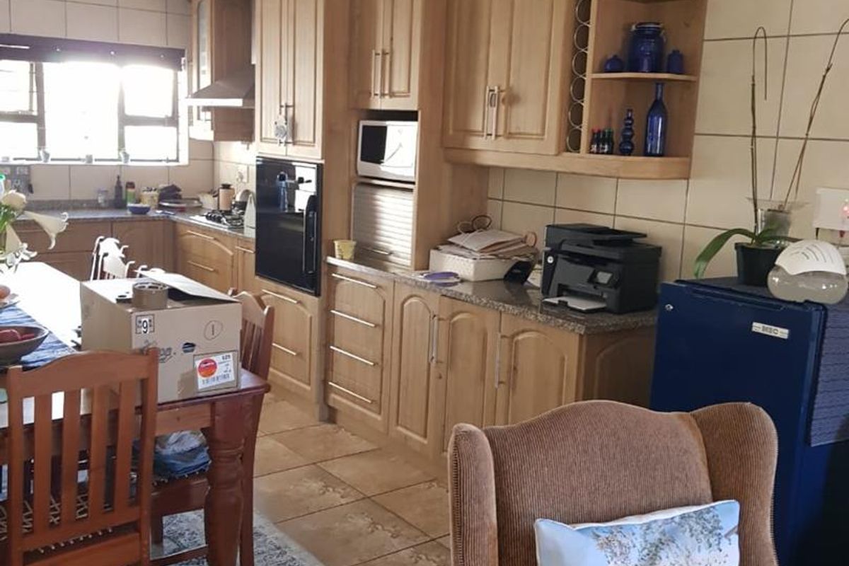 ✨ Two Homes + Bachelor Flat - Victorian Gem in Langebaan’s Middedorp ✨ - Photo 5
