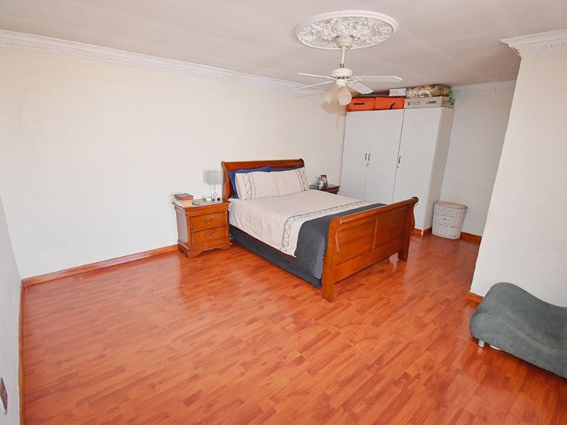 "Welcome Home: Spacious 3-Bed Dream Awaits!" - Photo 9