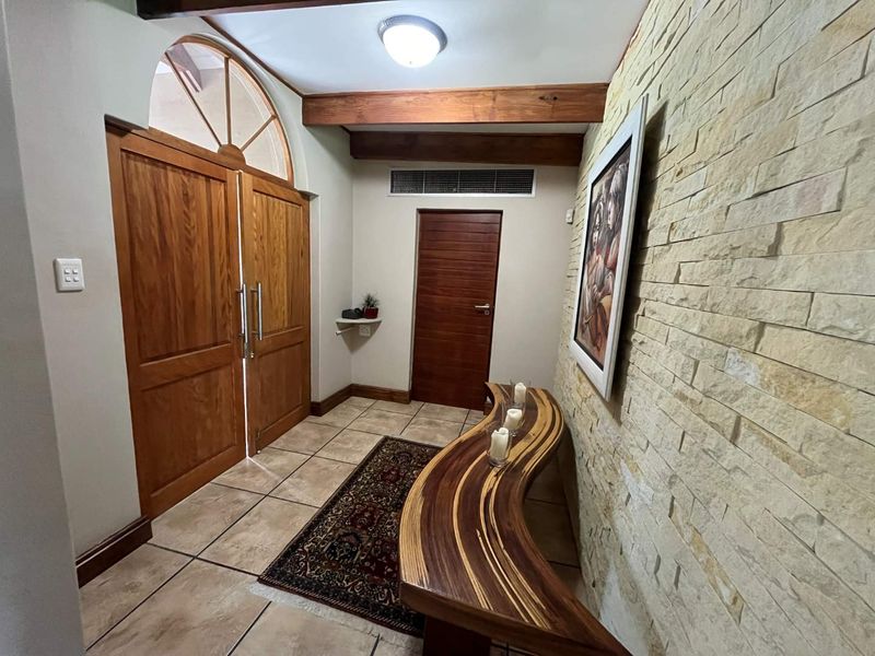 Elegant Architect-Designed Family Home in a Prestigious Neighbourhood - Photo 2