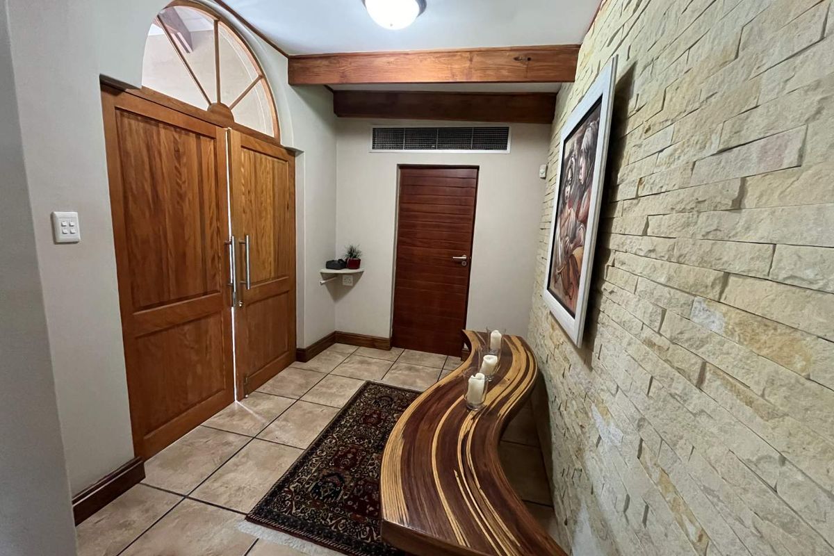 Elegant Architect-Designed Family Home in a Prestigious Neighbourhood - Photo 2