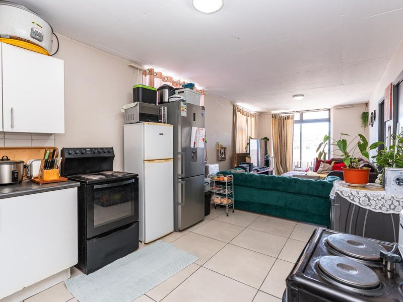 Two Bedroom Top Floor Apartment with Mountain Views - Photo 4