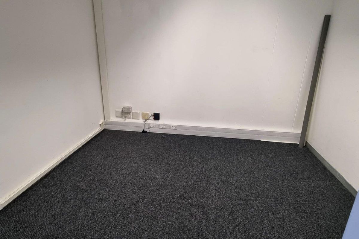 Spacious Ground Floor Office in Westlake - Photo 5