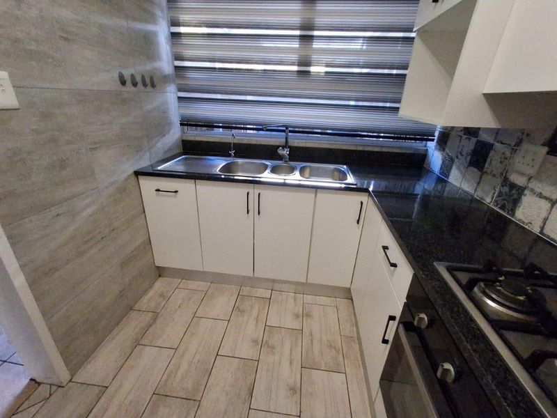 Spacious Renovated Duplex for Sale in Clubview. - Photo 5